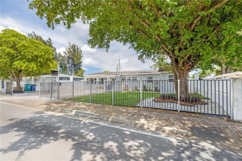 House in Miami Gardens, Florida 4 bedrooms, 155.33 sq.m. № 1961031 - photo 5