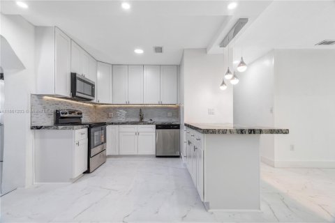 House in Miami Gardens, Florida 4 bedrooms, 155.33 sq.m. № 1961031 - photo 7