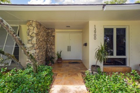 House in Palmetto Bay, Florida 4 bedrooms, 291.06 sq.m. № 1922791 - photo 5