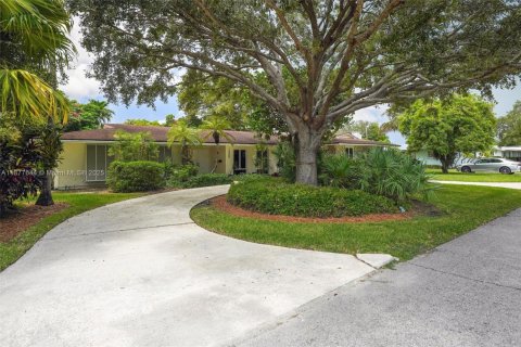 House in Palmetto Bay, Florida 4 bedrooms, 291.06 sq.m. № 1922791 - photo 4