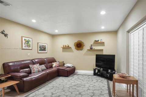 House in Palmetto Bay, Florida 4 bedrooms, 291.06 sq.m. № 1922791 - photo 17