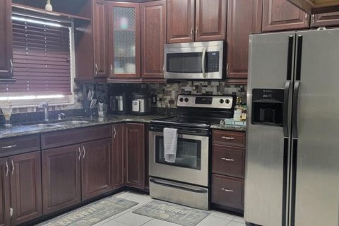 House in Kissimmee, Florida 3 bedrooms, 108.88 sq.m. № 1912360 - photo 4