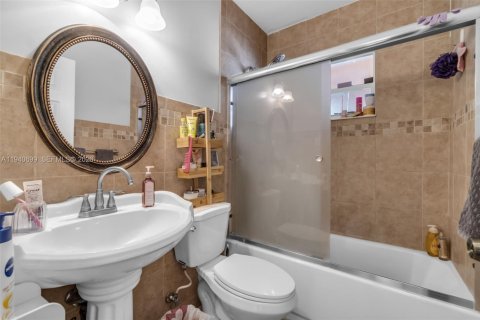 Casa en venta en Opa-locka, Florida, 3 dormitorios, 100.33 m2 № 1998233 - foto 17