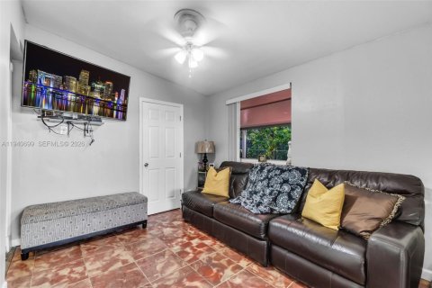 Casa en venta en Opa-locka, Florida, 3 dormitorios, 100.33 m2 № 1998233 - foto 14