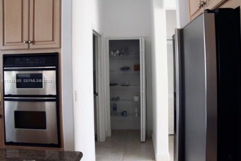 Купить виллу или дом в Хомстед, Флорида 4 спальни, 335.66м2, № 1995931 - фото 19