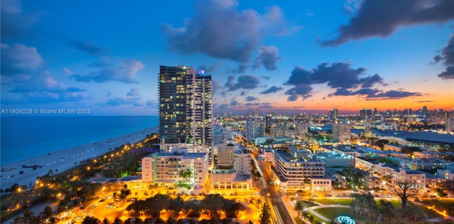 Condominio en Miami Beach, Florida, 2 dormitorios  № 1938257