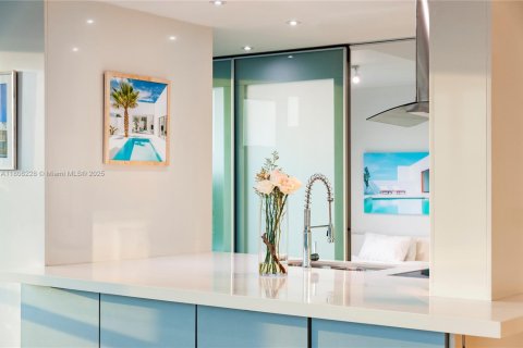 Condo in Miami Beach, Florida, 2 bedrooms  № 1938257 - photo 8