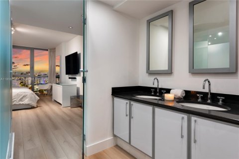 Condo in Miami Beach, Florida, 2 bedrooms  № 1938257 - photo 12
