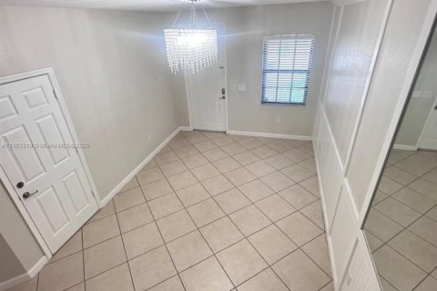 Снять в аренду таунхаус в Майами, Флорида 3 спальни, 154.31м2, № 1954377 - фото 19