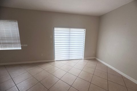 Снять в аренду таунхаус в Майами, Флорида 3 спальни, 154.31м2, № 1954377 - фото 9