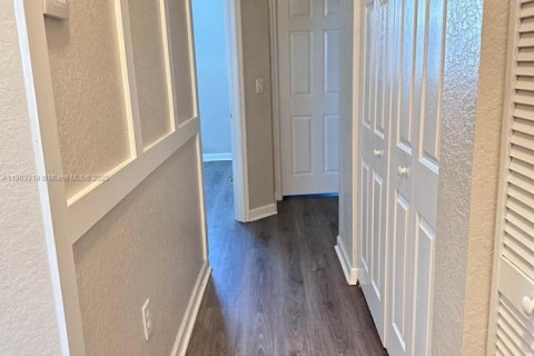 Снять в аренду таунхаус в Майами, Флорида 3 спальни, 154.31м2, № 1954377 - фото 10