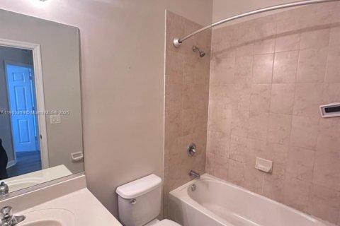 Снять в аренду таунхаус в Майами, Флорида 3 спальни, 154.31м2, № 1954377 - фото 17