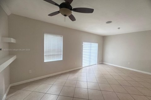 Снять в аренду таунхаус в Майами, Флорида 3 спальни, 154.31м2, № 1954377 - фото 7