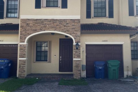 Снять в аренду таунхаус в Майами, Флорида 3 спальни, 154.31м2, № 1954377 - фото 1