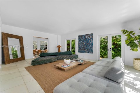 House in Miami Beach, Florida 7 bedrooms, 447.97 sq.m. № 2192231 - photo 11