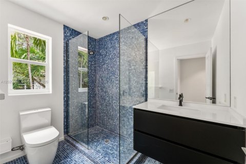 House in Miami Beach, Florida 7 bedrooms, 447.97 sq.m. № 2192231 - photo 22