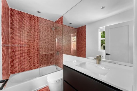House in Miami Beach, Florida 7 bedrooms, 447.97 sq.m. № 2192231 - photo 20