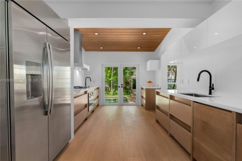 House in Miami Beach, Florida 7 bedrooms, 447.97 sq.m. № 2192231 - photo 7