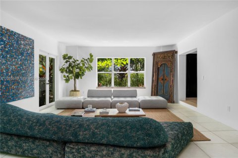 House in Miami Beach, Florida 7 bedrooms, 447.97 sq.m. № 2192231 - photo 12