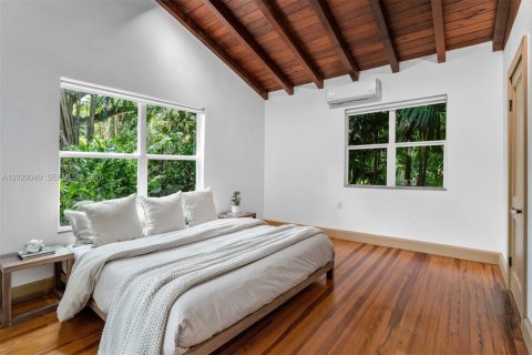 House in Miami Beach, Florida 7 bedrooms, 447.97 sq.m. № 2192231 - photo 25