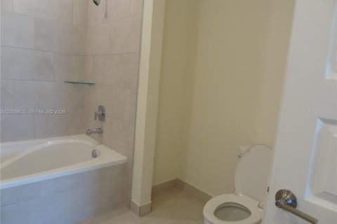 Снять в аренду кондоминиум в Дорал, Флорида 3 спальни, 104.89м2, № 2071035 - фото 18