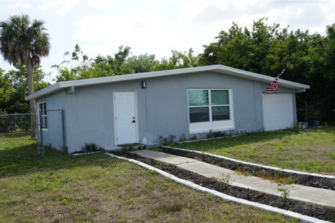House in Port Charlotte, Florida 2 bedrooms, 125.14 sq.m. № 2093555