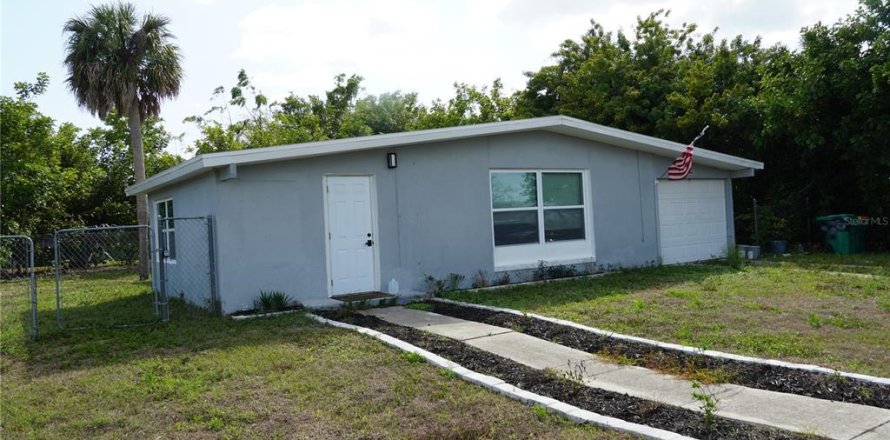 House in Port Charlotte, Florida 2 bedrooms, 125.14 sq.m. № 2093555