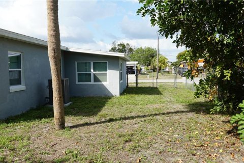 House in Port Charlotte, Florida 2 bedrooms, 125.14 sq.m. № 2093555 - photo 2