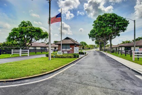 House in Boynton Beach, Florida 2 bedrooms, 130.06 sq.m. № 1792620 - photo 1