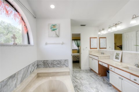 Villa ou maison à vendre à Plantation, Floride: 4 chambres, 243.03 m2 № 2406102 - photo 9