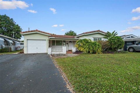 House in Miramar, Florida 3 bedrooms, 140.75 sq.m. № 2042472