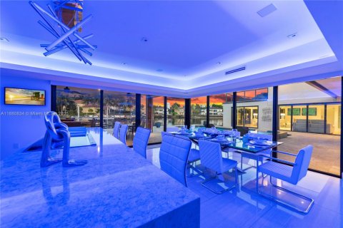 House in Hollywood, Florida 5 bedrooms, 337.89 sq.m. № 1930424 - photo 19