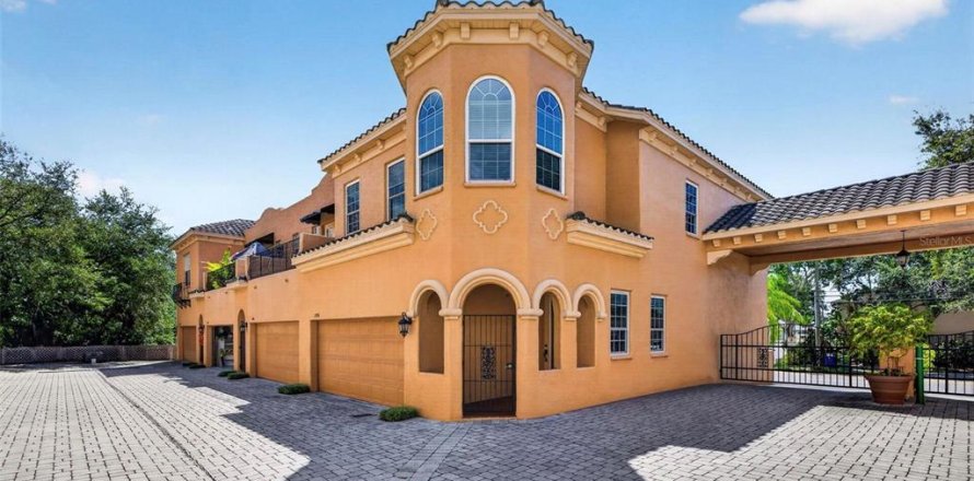 Townhouse in Tampa, Florida 3 bedrooms, 197.14 sq.m. № 2379732