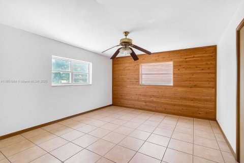 House in North Miami, Florida 3 bedrooms, 123.37 sq.m. № 1874805 - photo 13