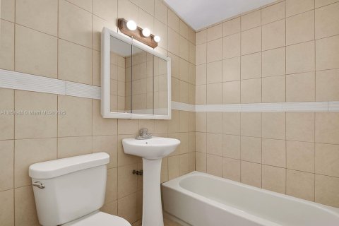 House in North Miami, Florida 3 bedrooms, 123.37 sq.m. № 1874805 - photo 11
