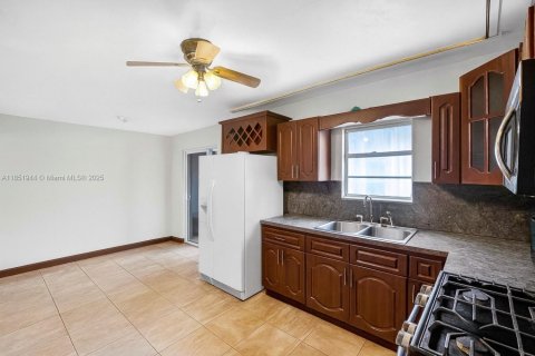 House in North Miami, Florida 3 bedrooms, 123.37 sq.m. № 1874805 - photo 8
