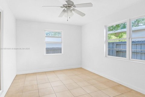 House in North Miami, Florida 3 bedrooms, 123.37 sq.m. № 1874805 - photo 9