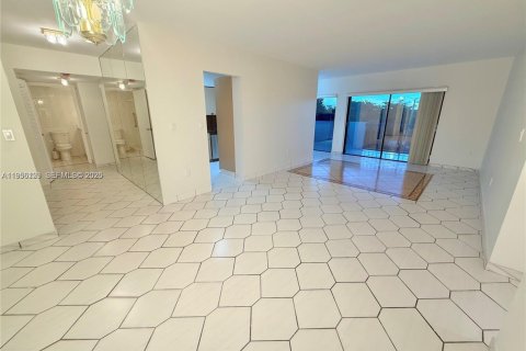 Condominio en alquiler en Miami, Florida, 2 dormitorios, 108.7 m2 № 2009974 - foto 2