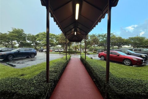 Condominio en alquiler en Miami, Florida, 2 dormitorios, 108.7 m2 № 2009974 - foto 19