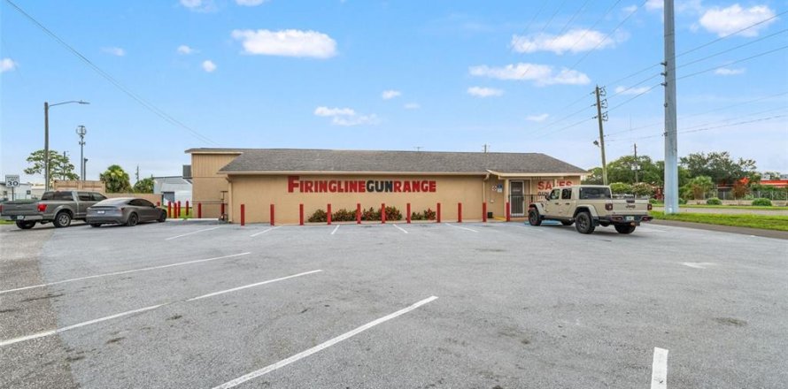 Commercial property in Port Richey, Florida 661.09 sq.m. № 1851490
