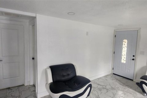 House in Tampa, Florida 3 bedrooms, 100.33 sq.m. № 2207156 - photo 3