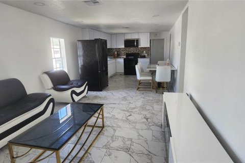 House in Tampa, Florida 3 bedrooms, 100.33 sq.m. № 2207156 - photo 5