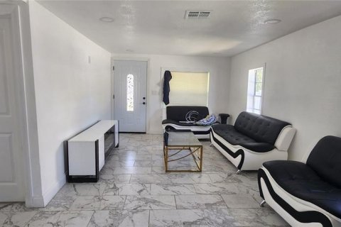 House in Tampa, Florida 3 bedrooms, 100.33 sq.m. № 2207156 - photo 6