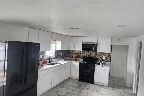 House in Tampa, Florida 3 bedrooms, 100.33 sq.m. № 2207156 - photo 2