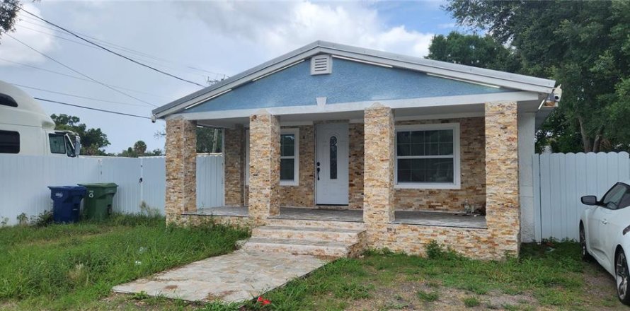 House in Tampa, Florida 3 bedrooms, 100.33 sq.m. № 2207156