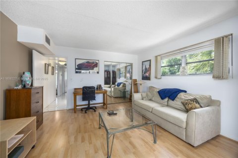 Condo in Coconut Creek, Florida, 2 bedrooms  № 1745612 - photo 23