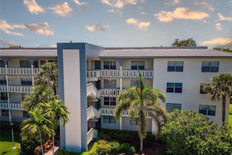 Condo in Coconut Creek, Florida, 2 bedrooms  № 1745612 - photo 1
