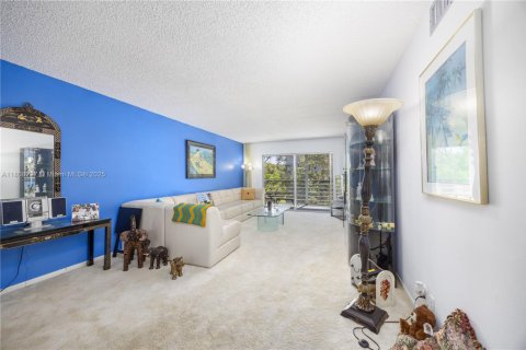 Condo in Coconut Creek, Florida, 2 bedrooms  № 1745612 - photo 11