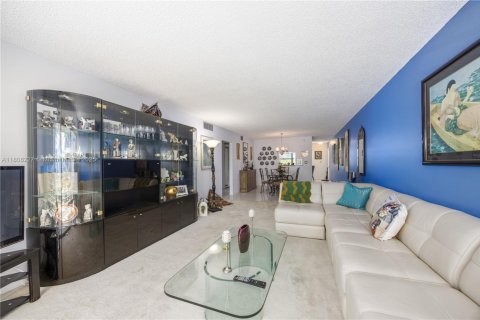 Condo in Coconut Creek, Florida, 2 bedrooms  № 1745612 - photo 12