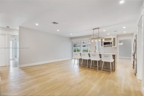 Снять в аренду виллу или дом в Майами, Флорида 4 спальни, 196.21м2, № 1931877 - фото 13